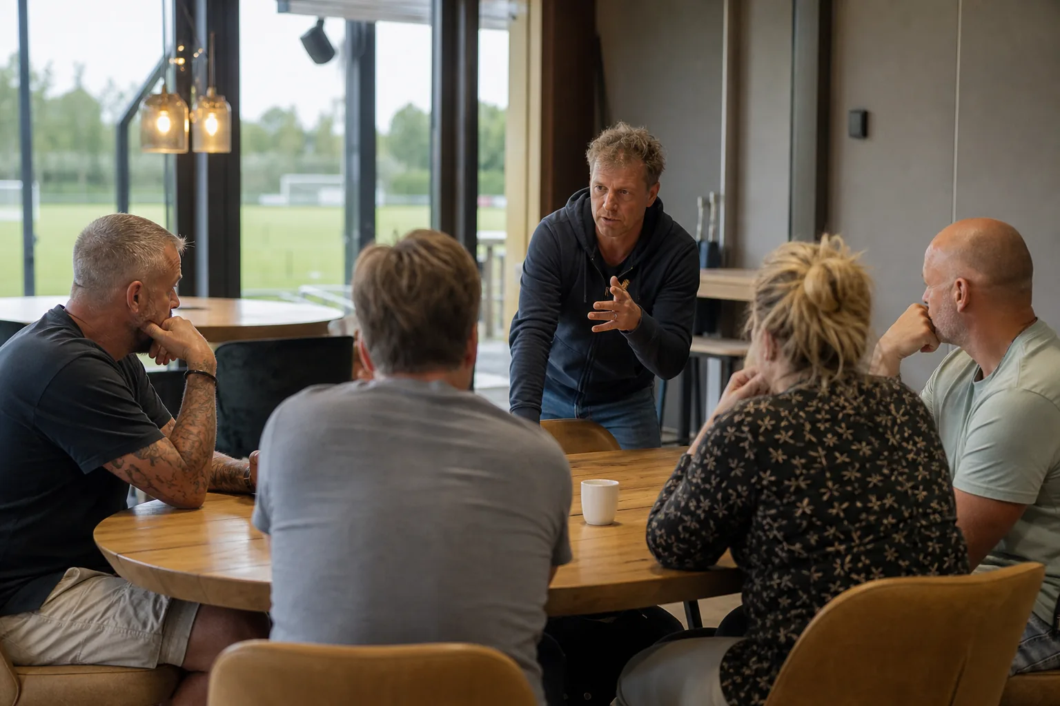 Een Nederlandse sportclub of leslokaal. Beeld bij het artikel: Welke fouten slopen een bardienstrooster nog voordat het seizoen goed begonnen is?