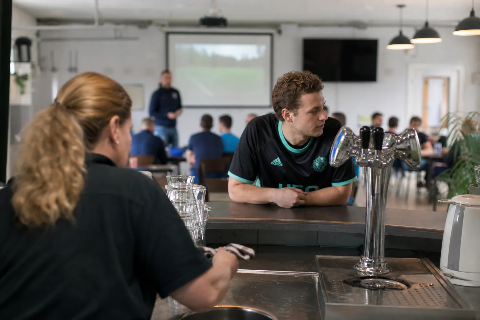 Een Nederlandse sportclub of leslokaal. Beeld bij het artikel: Hoeveel kost een gemiste bardienst de club echt als je uren en omzet meetelt?