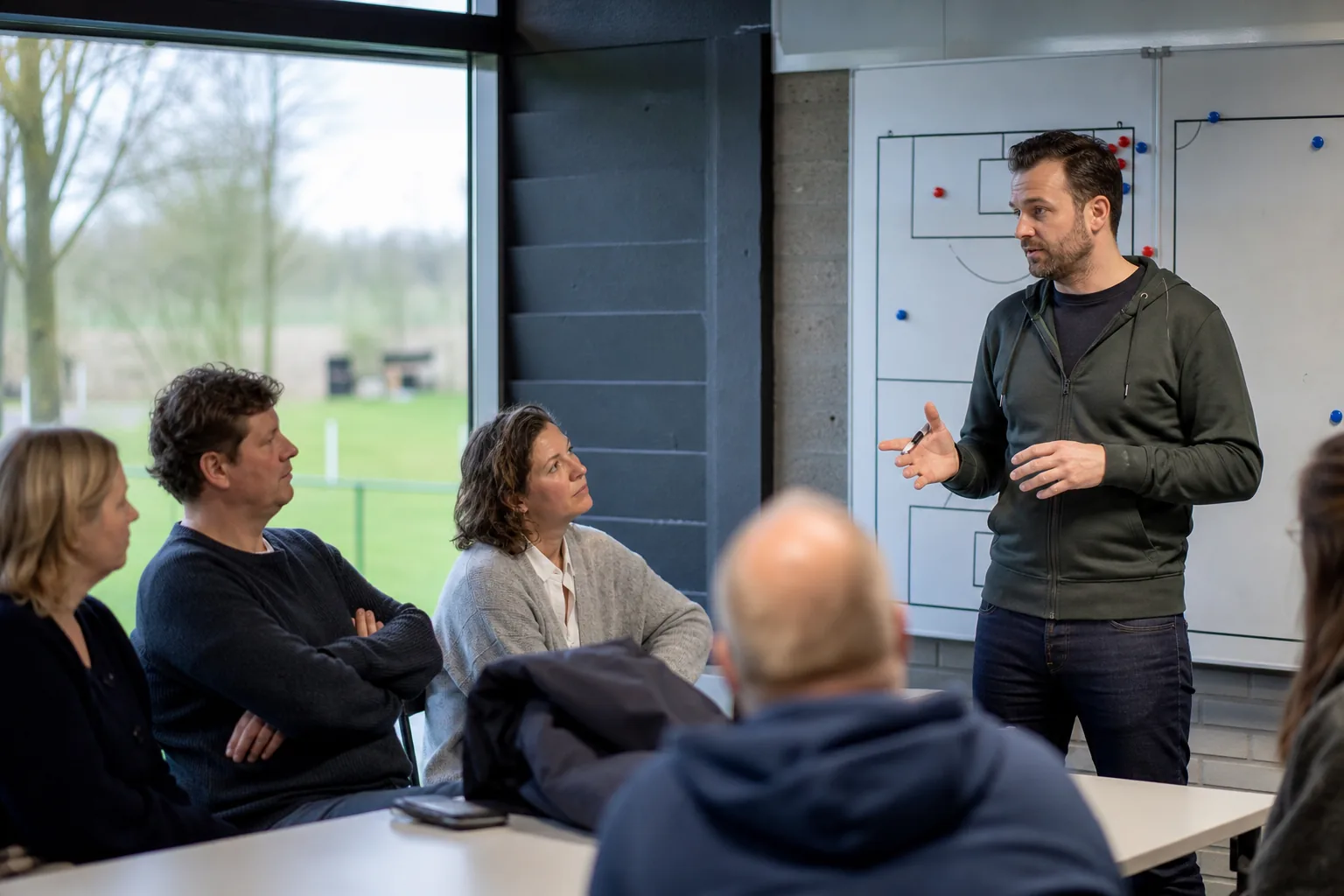 Een Nederlandse sportclub of leslokaal. Beeld bij het artikel: Wat moet je regelen om leden hun bardienst voortaan zelf te laten ruilen?