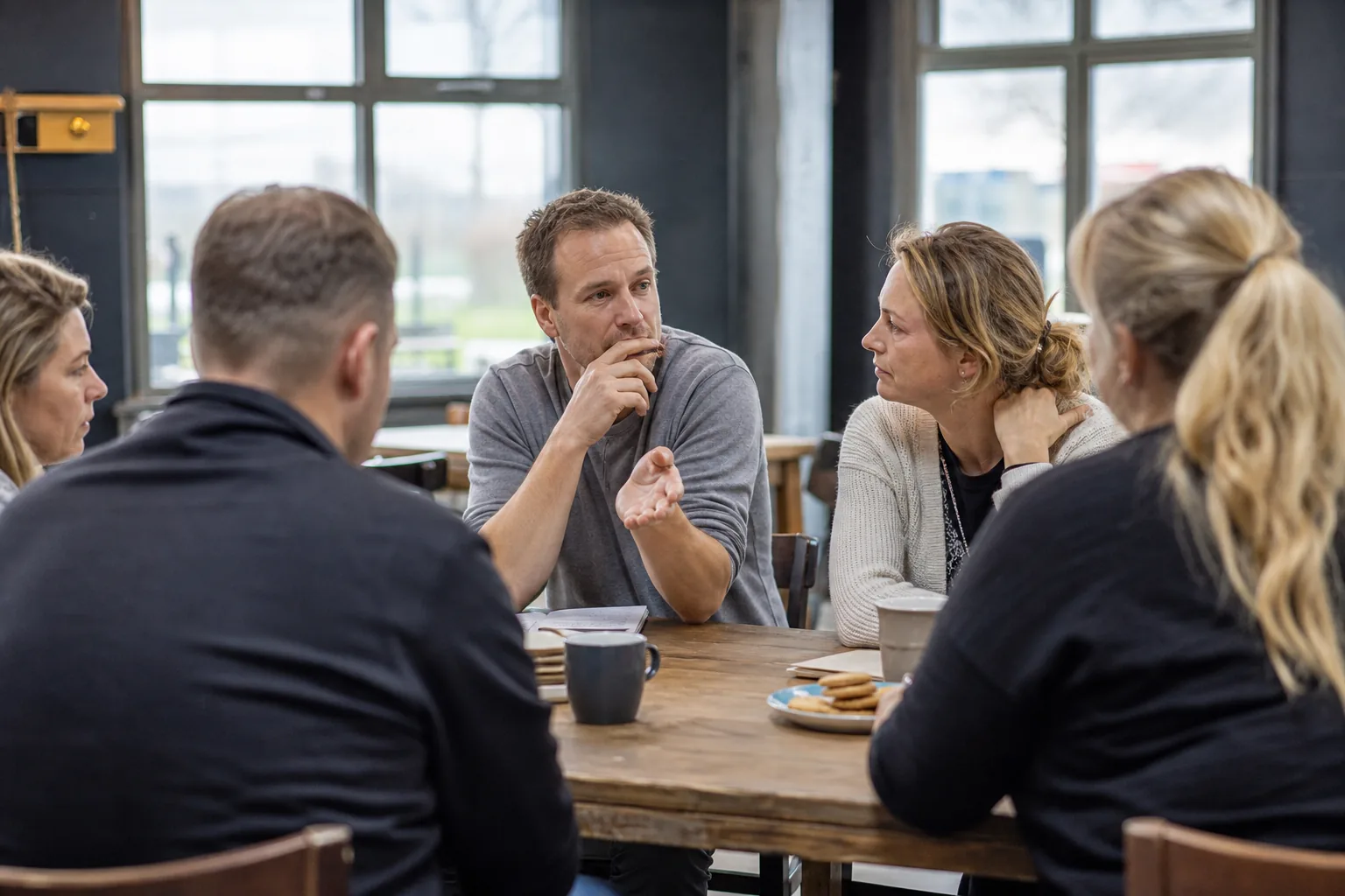 Een Nederlandse sportclub of leslokaal. Beeld bij het artikel: Welke vragen hebben leden over de vrijwilligersplicht en wat is daarop het eerlijke antwoord?